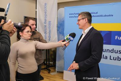 Sebastian Ciemnoczołowski – Marszałek Województwa Lubuskiego udziela wywiadu mediom po konferencji prasowej, podczas której podpisano umowy dotyczące budowy ścieżek rowerowych w ramach programu Fundusze Europejskie dla Lubuskiego 2021-2027.
