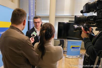 Sebastian Ciemnoczołowski – Marszałek Województwa Lubuskiego udziela wywiadu mediom po konferencji prasowej, podczas której podpisano umowy dotyczące budowy ścieżek rowerowych w ramach programu Fundusze Europejskie dla Lubuskiego 2021-2027.
