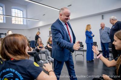 Srebrne medalistki Mistrzostw Polski U15 w piłce wodnej odwiedziły urząd marszałkowski w Gorzowie Wlkp. 