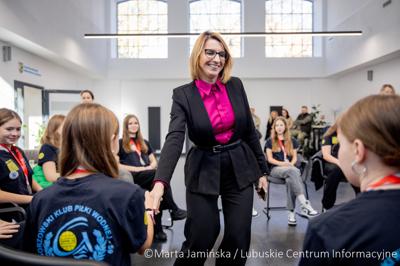  Srebrne medalistki Mistrzostw Polski U15 w piłce wodnej odwiedziły urząd marszałkowski w Gorzowie Wlkp. 