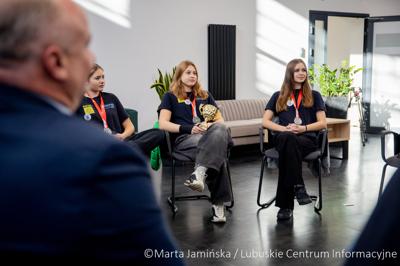 Srebrne medalistki Mistrzostw Polski U15 w piłce wodnej odwiedziły urząd marszałkowski w Gorzowie Wlkp. 