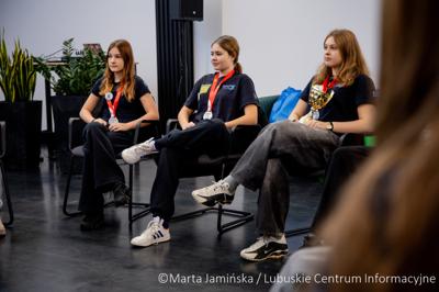 Srebrne medalistki Mistrzostw Polski U15 w piłce wodnej odwiedziły urząd marszałkowski w Gorzowie Wlkp. 