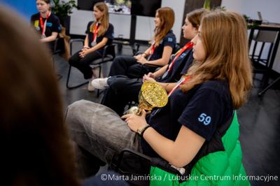 Srebrne medalistki Mistrzostw Polski U15 w piłce wodnej odwiedziły urząd marszałkowski w Gorzowie Wlkp. 