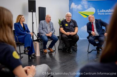 Srebrne medalistki Mistrzostw Polski U15 w piłce wodnej odwiedziły urząd marszałkowski w Gorzowie Wlkp. 