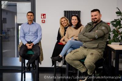 Srebrne medalistki Mistrzostw Polski U15 w piłce wodnej odwiedziły urząd marszałkowski w Gorzowie Wlkp. 