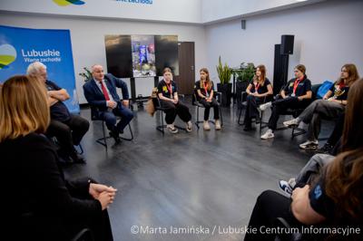 Srebrne medalistki Mistrzostw Polski U15 w piłce wodnej odwiedziły urząd marszałkowski w Gorzowie Wlkp. 
