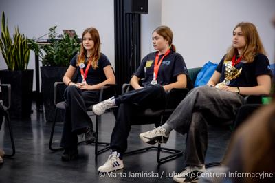 Srebrne medalistki Mistrzostw Polski U15 w piłce wodnej odwiedziły urząd marszałkowski w Gorzowie Wlkp. 