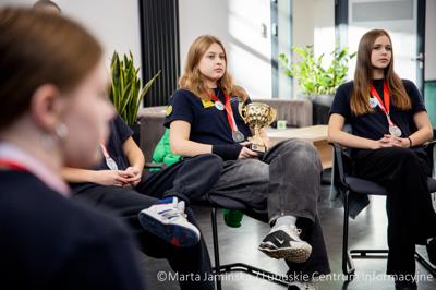 Srebrne medalistki Mistrzostw Polski U15 w piłce wodnej odwiedziły urząd marszałkowski w Gorzowie Wlkp. 