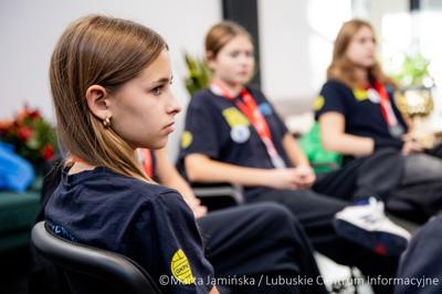 Srebrne medalistki Mistrzostw Polski U15 w piłce wodnej odwiedziły urząd marszałkowski w Gorzowie Wlkp. 