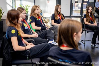 Srebrne medalistki Mistrzostw Polski U15 w piłce wodnej odwiedziły urząd marszałkowski w Gorzowie Wlkp. 