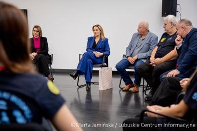 Srebrne medalistki Mistrzostw Polski U15 w piłce wodnej odwiedziły urząd marszałkowski w Gorzowie Wlkp. 