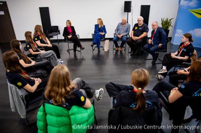 Srebrne medalistki Mistrzostw Polski U15 w piłce wodnej odwiedziły urząd marszałkowski w Gorzowie Wlkp. 