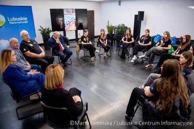 Srebrne medalistki Mistrzostw Polski U15 w piłce wodnej odwiedziły urząd marszałkowski w Gorzowie Wlkp. 