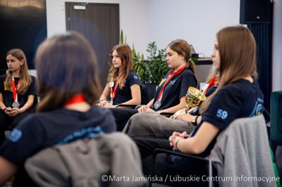 Srebrne medalistki Mistrzostw Polski U15 w piłce wodnej odwiedziły urząd marszałkowski w Gorzowie Wlkp. 