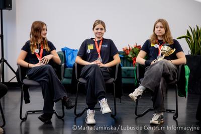 Srebrne medalistki Mistrzostw Polski U15 w piłce wodnej odwiedziły urząd marszałkowski w Gorzowie Wlkp. 