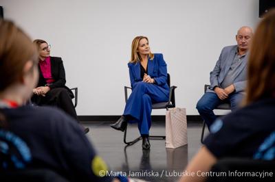 Srebrne medalistki Mistrzostw Polski U15 w piłce wodnej odwiedziły urząd marszałkowski w Gorzowie Wlkp. 