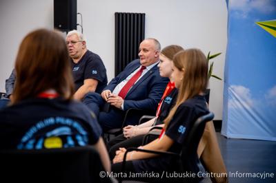 Srebrne medalistki Mistrzostw Polski U15 w piłce wodnej odwiedziły urząd marszałkowski w Gorzowie Wlkp. 