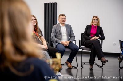 Srebrne medalistki Mistrzostw Polski U15 w piłce wodnej odwiedziły urząd marszałkowski w Gorzowie Wlkp. 