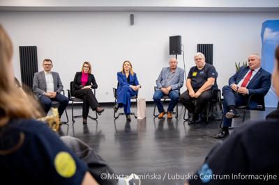 Srebrne medalistki Mistrzostw Polski U15 w piłce wodnej odwiedziły urząd marszałkowski w Gorzowie Wlkp. 