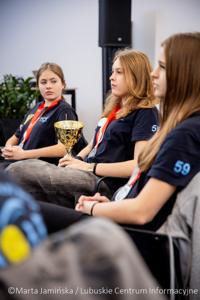 Srebrne medalistki Mistrzostw Polski U15 w piłce wodnej odwiedziły urząd marszałkowski w Gorzowie Wlkp. 