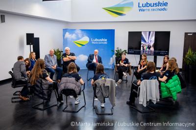 Srebrne medalistki Mistrzostw Polski U15 w piłce wodnej odwiedziły urząd marszałkowski w Gorzowie Wlkp. 
