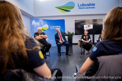 Srebrne medalistki Mistrzostw Polski U15 w piłce wodnej odwiedziły urząd marszałkowski w Gorzowie Wlkp. 