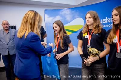 Srebrne medalistki Mistrzostw Polski U15 w piłce wodnej odwiedziły urząd marszałkowski w Gorzowie Wlkp. 