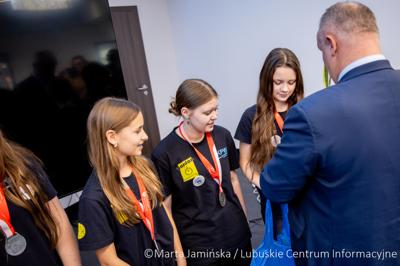 Srebrne medalistki Mistrzostw Polski U15 w piłce wodnej odwiedziły urząd marszałkowski w Gorzowie Wlkp. 