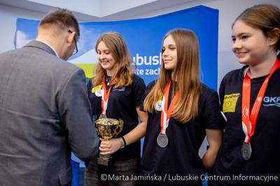 Srebrne medalistki Mistrzostw Polski U15 w piłce wodnej odwiedziły urząd marszałkowski w Gorzowie Wlkp. 