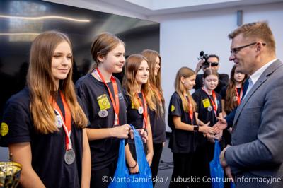 Srebrne medalistki Mistrzostw Polski U15 w piłce wodnej odwiedziły urząd marszałkowski w Gorzowie Wlkp. 