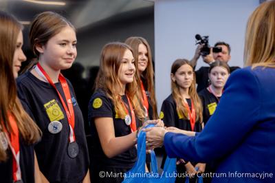 Srebrne medalistki Mistrzostw Polski U15 w piłce wodnej odwiedziły urząd marszałkowski w Gorzowie Wlkp. 