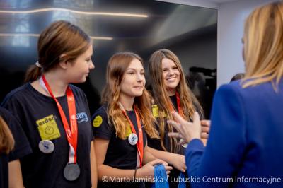 Srebrne medalistki Mistrzostw Polski U15 w piłce wodnej odwiedziły urząd marszałkowski w Gorzowie Wlkp. 