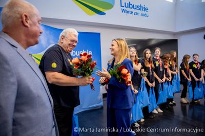 Srebrne medalistki Mistrzostw Polski U15 w piłce wodnej odwiedziły urząd marszałkowski w Gorzowie Wlkp. 