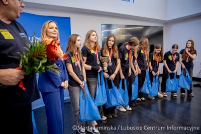 Srebrne medalistki Mistrzostw Polski U15 w piłce wodnej odwiedziły urząd marszałkowski w Gorzowie Wlkp. 