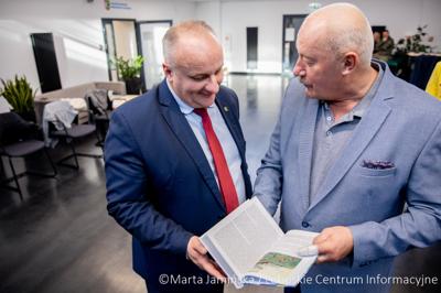 Srebrne medalistki Mistrzostw Polski U15 w piłce wodnej odwiedziły urząd marszałkowski w Gorzowie Wlkp. 