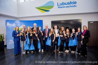 Srebrne medalistki Mistrzostw Polski U15 w piłce wodnej odwiedziły urząd marszałkowski w Gorzowie Wlkp. 