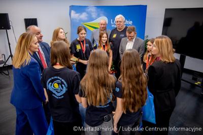 Srebrne medalistki Mistrzostw Polski U15 w piłce wodnej odwiedziły urząd marszałkowski w Gorzowie Wlkp. 