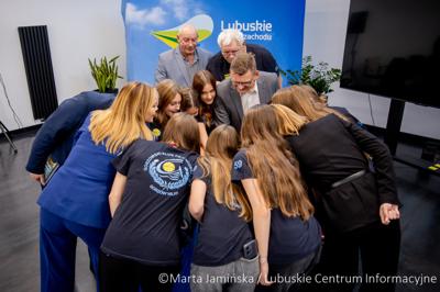 Srebrne medalistki Mistrzostw Polski U15 w piłce wodnej odwiedziły urząd marszałkowski w Gorzowie Wlkp. 