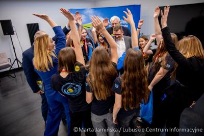 Srebrne medalistki Mistrzostw Polski U15 w piłce wodnej odwiedziły urząd marszałkowski w Gorzowie Wlkp. 