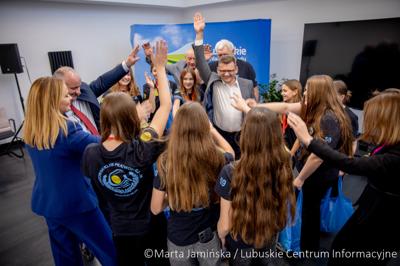 Srebrne medalistki Mistrzostw Polski U15 w piłce wodnej odwiedziły urząd marszałkowski w Gorzowie Wlkp. 