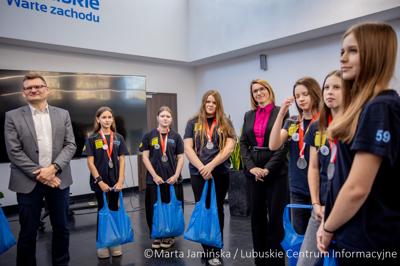 Srebrne medalistki Mistrzostw Polski U15 w piłce wodnej odwiedziły urząd marszałkowski w Gorzowie Wlkp. 