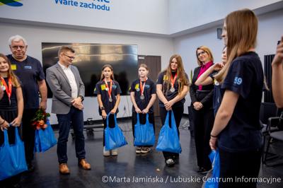 Srebrne medalistki Mistrzostw Polski U15 w piłce wodnej odwiedziły urząd marszałkowski w Gorzowie Wlkp. 