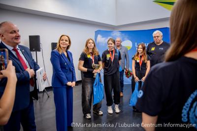 Srebrne medalistki Mistrzostw Polski U15 w piłce wodnej odwiedziły urząd marszałkowski w Gorzowie Wlkp. 