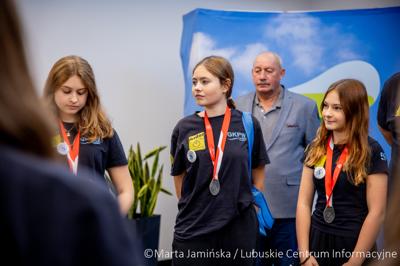 Srebrne medalistki Mistrzostw Polski U15 w piłce wodnej odwiedziły urząd marszałkowski w Gorzowie Wlkp. 