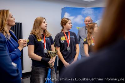 Srebrne medalistki Mistrzostw Polski U15 w piłce wodnej odwiedziły urząd marszałkowski w Gorzowie Wlkp. 