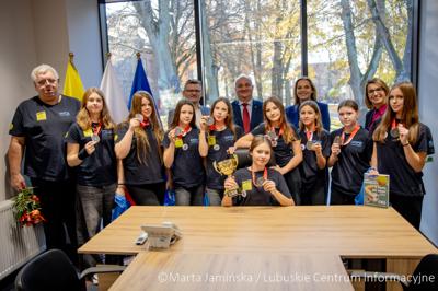 Srebrne medalistki Mistrzostw Polski U15 w piłce wodnej odwiedziły urząd marszałkowski w Gorzowie Wlkp. 