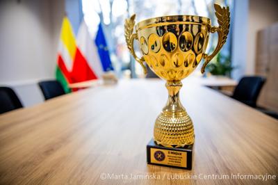 Srebrne medalistki Mistrzostw Polski U15 w piłce wodnej odwiedziły urząd marszałkowski w Gorzowie Wlkp. 