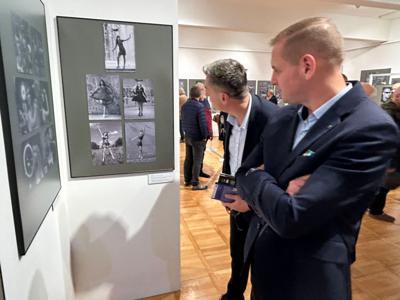 Od 7 listopada 2025 r. w Muzeum Ziemi Lubuskiej można oglądać „Fotoreportaże” Tomasza Gawałkiewicza, ale też najnowsze obrazy Józefa Burlewicza. Podwójny piątkowy wernisaż w MZL uświetnił recital utalentowanego młodego pianisty – pochodzącego z Zielonej Góry Wiktora Pelca (zagrał utwory Chopina i Pendereckiego. 
Zielonogórskim bohaterom wieczoru gratulowali marszałek województwa lubuskiego Sebastian Ciemnoczołowski i członek Zarządu Województwa Lubuskiego Łukasz Porycki. 

