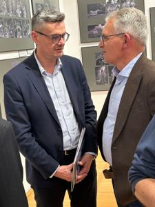 Od 7 listopada 2025 r. w Muzeum Ziemi Lubuskiej można oglądać „Fotoreportaże” Tomasza Gawałkiewicza, ale też najnowsze obrazy Józefa Burlewicza. Podwójny piątkowy wernisaż w MZL uświetnił recital utalentowanego młodego pianisty – pochodzącego z Zielonej Góry Wiktora Pelca (zagrał utwory Chopina i Pendereckiego. 
Zielonogórskim bohaterom wieczoru gratulowali marszałek województwa lubuskiego Sebastian Ciemnoczołowski i członek Zarządu Województwa Lubuskiego Łukasz Porycki. 
