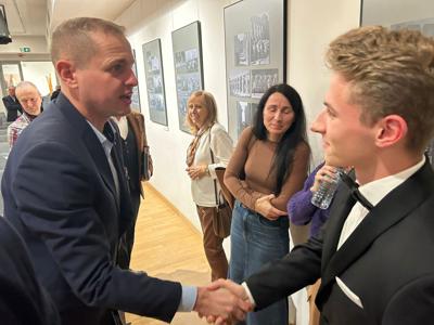 Od 7 listopada 2025 r. w Muzeum Ziemi Lubuskiej można oglądać „Fotoreportaże” Tomasza Gawałkiewicza, ale też najnowsze obrazy Józefa Burlewicza. Podwójny piątkowy wernisaż w MZL uświetnił recital utalentowanego młodego pianisty – pochodzącego z Zielonej Góry Wiktora Pelca (zagrał utwory Chopina i Pendereckiego. 
Zielonogórskim bohaterom wieczoru gratulowali marszałek województwa lubuskiego Sebastian Ciemnoczołowski i członek Zarządu Województwa Lubuskiego Łukasz Porycki. 
